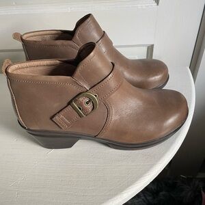 Sanita Women’s booties size 9.5, Euro 41. Taupe/light Brown.